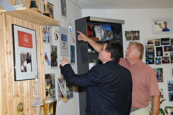 Ministr Vondra s Jiřím Adamem v klubovně moderních pětibojařů