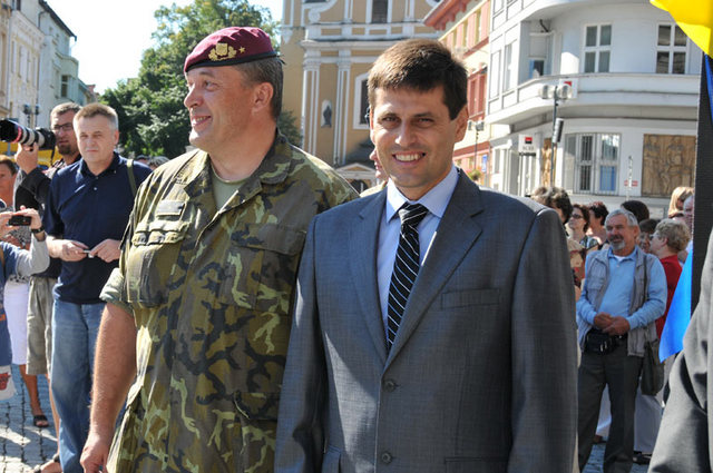 Náměstek ministra obrany Michael Hrbata a zástupce náčelníka GŠ AČR-ředitel SOC MO generál Aleš Opata