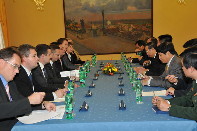 Z jednání delegací na ministerstvu obrany