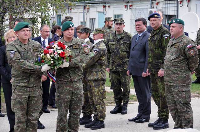 Hosté na základně položili smuteční kytice k pomníku 42 slovenským vojákům, kteří tragicky zahynuli při návratu do vlasti po pádu letounu