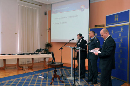 Z tiskové konference na Ministerstvo obrany ČR k útočné pušce 