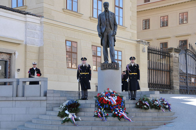 Vojáci Hradní stráže u pomníku prvního prezidenta Tomáše Garrique Masaryka 