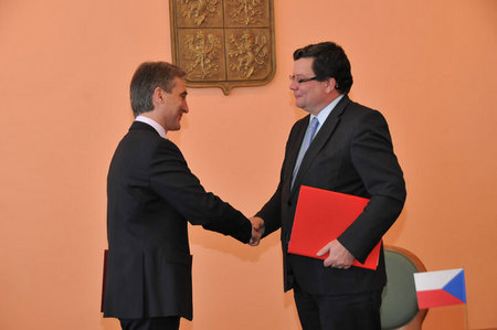Oba představitelé poté, co si vyměnily podepsanou dohodu o spolupráci