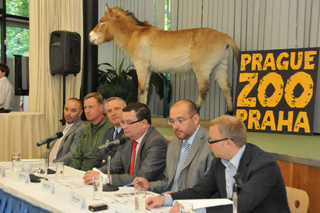 Hlavní aktéři dnešní tiskové konference v pražské ZOO