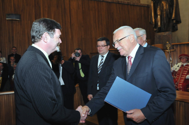 Profesoru Rudolfu Jaloveckému blahopřeje prezident republiky Václav Klaus