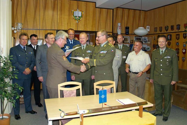 Plukovník Ferenc Jakab a brigádní generál Vladimír Halenka při podpisu přistoupení Maďarska do MCCL
