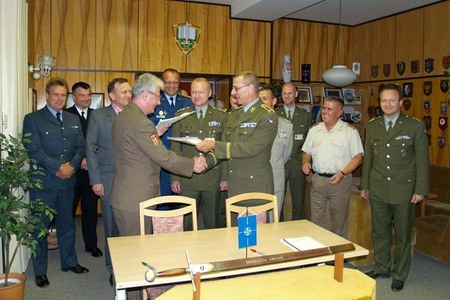 Plukovník Ferenc Jakab a brigádní generál Vladimír Halenka při podpisu přistoupení Maďarska do MCCL
