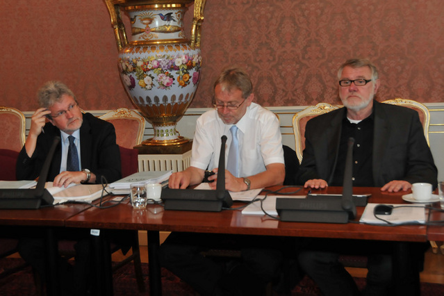 Z 10. schůze výboru pro zahraniční věci, obranu a bezpečnost Senátu Parlamentu ČR. Zcela vlevo senátor - zpravodaj Tomáš Kladívko, dále senátoři Tomáš Jirsa a Jaromír Štětina
