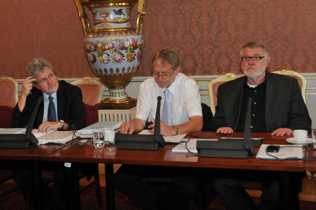 Z 10. schůze výboru pro zahraniční věci, obranu a bezpečnost Senátu Parlamentu ČR. Zcela vlevo senátor - zpravodaj Tomáš Kladívko, dále senátoři Tomáš Jirsa a Jaromír Štětina