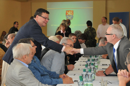 Ministr obrany se pozdravil se všemi hosty