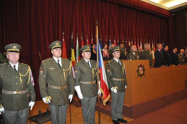 Čestná stráž se státní vlajkou na slavnostním shromáždění