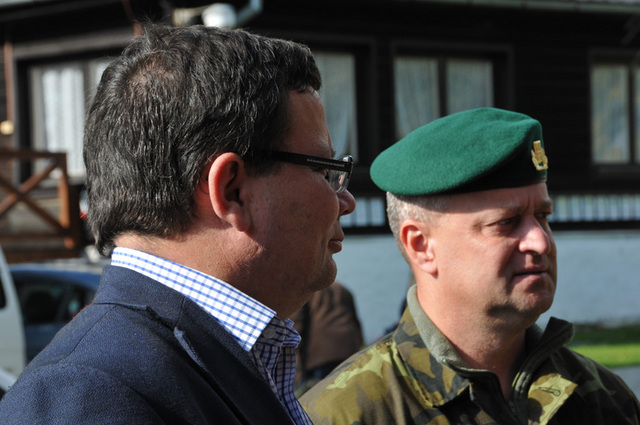 Hlavní aktéři setkání se starosty na Olšině - ministr obrany Alexandr Vondra a první zástupcě náčelníka GŠ AČR generál Miroslav Žižka