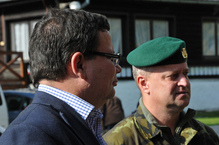 Hlavní aktéři setkání se starosty na Olšině - ministr obrany Alexandr Vondra a první zástupcě náčelníka GŠ AČR generál Miroslav Žižka