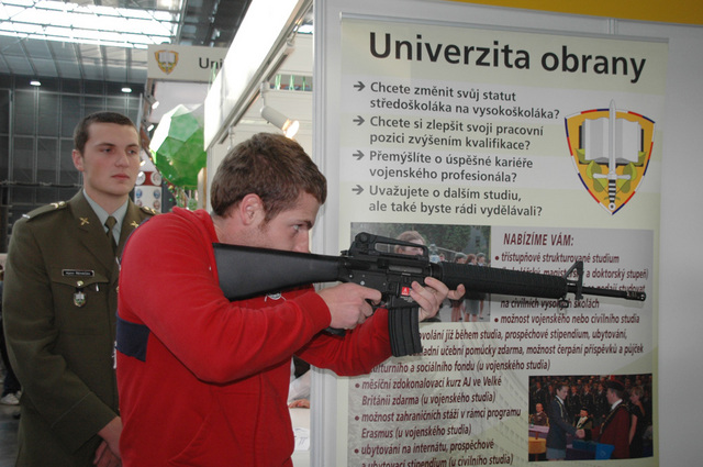 Laserový střelecký trenažér pro nácvik střelby z útočné pušky

