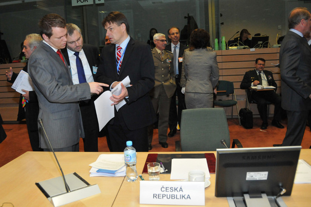 Část české delegace na zasedání Řídícího výboru EDA - zleva: poradce Jan Havránek, ředitel OOP SD ČR při NATO Radomír Jahoda a velvyslanec  - představitel ČR v Politickém a bezpečnostním výboru EU Václav Bálek