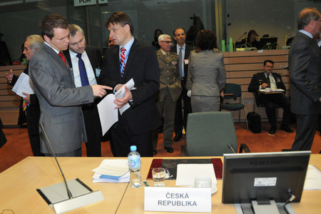 Část české delegace na zasedání Řídícího výboru EDA - zleva: poradce Jan Havránek, ředitel OOP SD ČR při NATO Radomír Jahoda a velvyslanec  - představitel ČR v Politickém a bezpečnostním výboru EU Václav Bálek