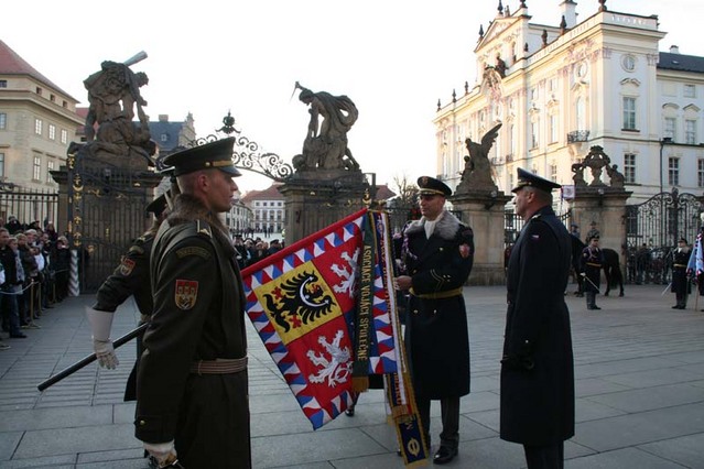 Bojový prapor Generálního štábu AČR byl dekorovaný čestnou stuhou Hradní stráže