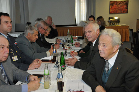 Účastníci setkání ve Vojenském klubu Domu armády Praha