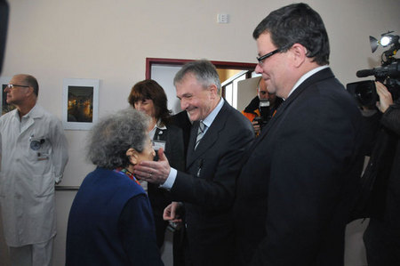 Srdečné přivítání ředitele nemocnice a ministra obrany s obyvatelkou oddělení paní Gretou Koutnou před jejím pokojem č.7