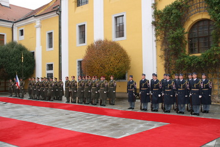 Nastoupená čestná jednotka Armády ČR