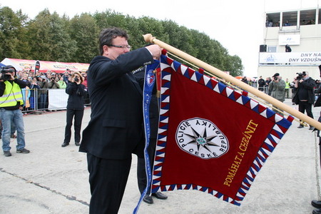 Předání stuhy od MO Vondry jednotce Policie ČR