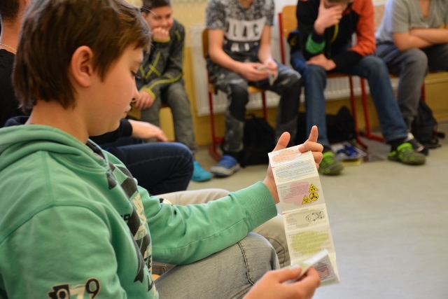 Frýdlanští žáci si studují brožoruku Protichemická ochrana v kostce 