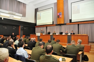 Velvyslanec USA v České republice Stephen B. King během přednášky