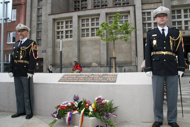  Čestná stráž u pamětní desky 