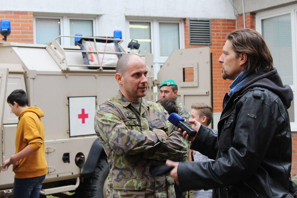 Na POKOS do Otrokovic si pro reportáž přišel i redaktor Českého rezhlasu, zde zpovídá tiskového mluvčího 7. mechanizované brigády, kapitána Ladislava Kabáta