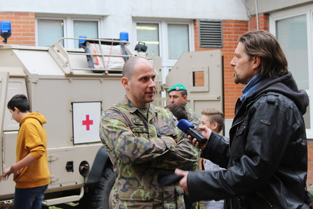 Na POKOS do Otrokovic si pro reportáž přišel i redaktor Českého rezhlasu, zde zpovídá tiskového mluvčího 7. mechanizované brigády, kapitána Ladislava Kabáta