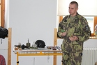  Rotmistr Michal David při ukázce výstroje pyrotechniky a deaktivovaných nástražných výbušných systémů