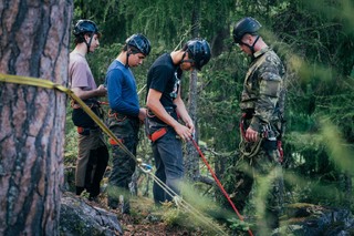 Soutěžící čekalo i zdolání skalní překážky