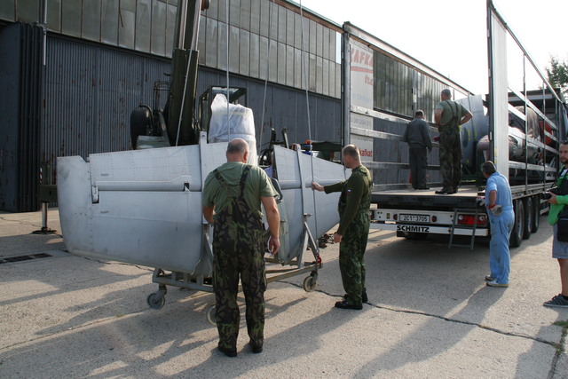  Vykládka jednotlivých částí letounu L-159T1 