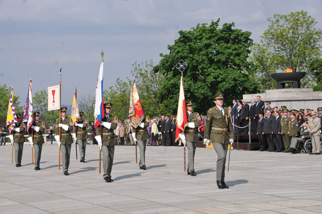 Přinesení historických praporů, který jsou vynešeny vždy při slavnostních příležitostech na základě zvláštního rozkazu prezidenta republiky