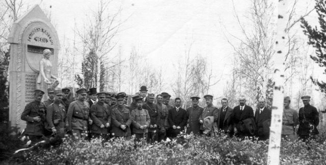 Odhalení pomníku čs. padlým na Vojenském hřbitově v Irkutsku 24. 5. 1919. Dnes je na stejném místě zahrádkářská kolonie.