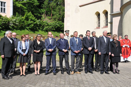 Část hostů pietního shromáždění v Jáchymově 26.5. 2012