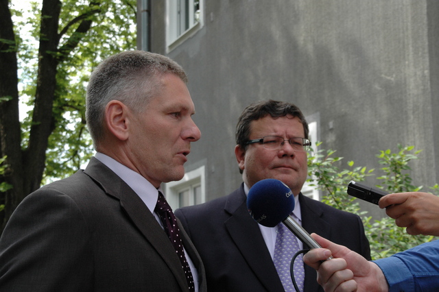 Prezident Asociace obranného a bezpečnostního průmyslu České republiky Jiří Hynek a ministr obrany Alexandr Vondra hovoří s novináři