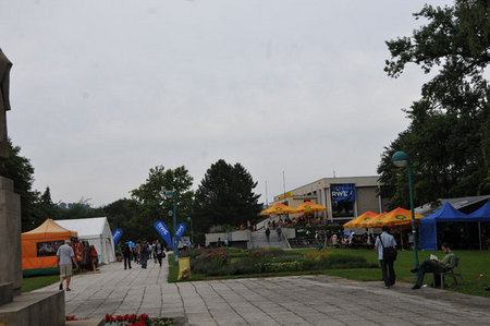 Zvláštní atmosféru má festival v Uherském Hradišti. Hlavní dění se soustředí kolem kina Hvězda