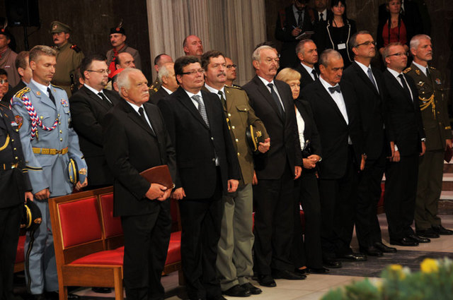 Nejvyšší státní činitelé, zástupci ambasád a další významní hosté, kteří mnohdy generála Sedláčka znali osobně, mu přišli dát poslední S Bohem