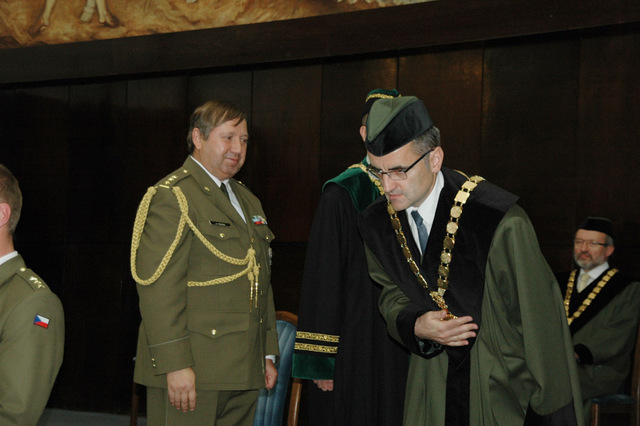  Předání řetězů novým prorektorům: prorektor pro vnitřní řízení plk. gšt. Ing. Miloslav Bauer, Ph.D.