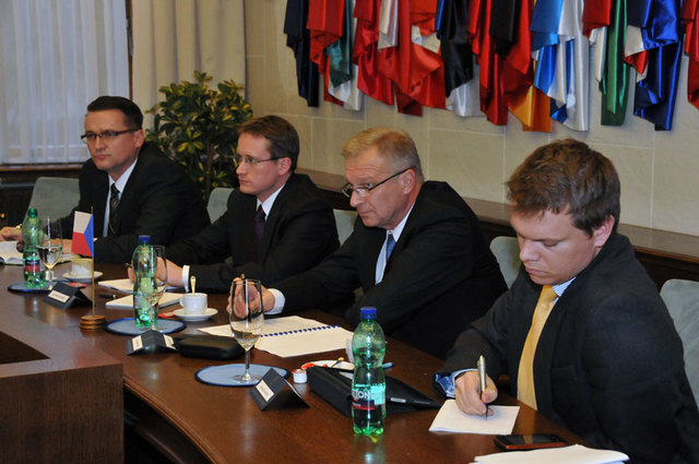 Českou delegaci vedl první náměstek ministra obrany Vlastimil Picek ( druhý zprava)