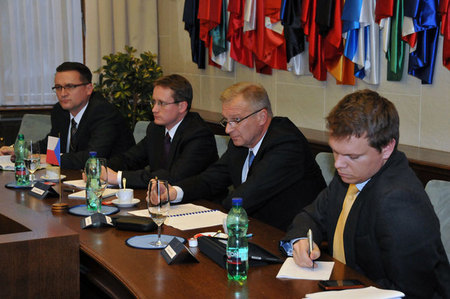 Českou delegaci vedl první náměstek ministra obrany Vlastimil Picek ( druhý zprava)