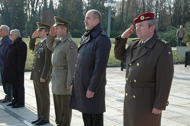 Slavnostní vzpomínkový akt byl zakončen tóny české státní hymny