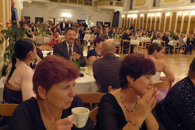 Účastníci plesu se skvěle bavili, sál jízdárny českokrumlovského hradu a zámku byl zcela zaplněn
