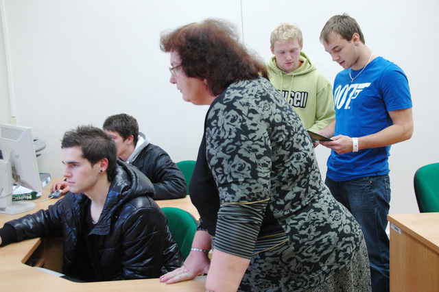 Uchazečům o studium na UO pomáhali s  vyplněním přihlášek přímo na místě pracovníci studijních referátů školy