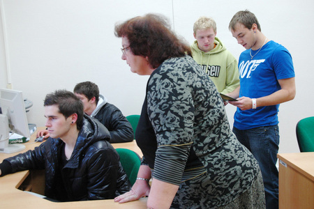 Uchazečům o studium na UO pomáhali s  vyplněním přihlášek přímo na místě pracovníci studijních referátů školy
