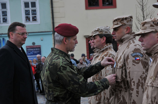 Náčelník Generálního štábu AČR generálporučík Petr Pavel s premiérem vlády ČR Petrem Nečasem předával čestné odznaky