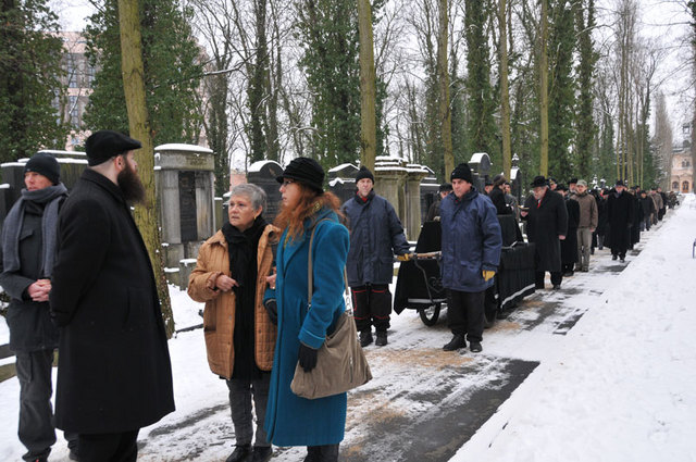 Smuteční hosté vyprovázejí rakev na poslední cestě plk. v.v. Gréty Koutné
