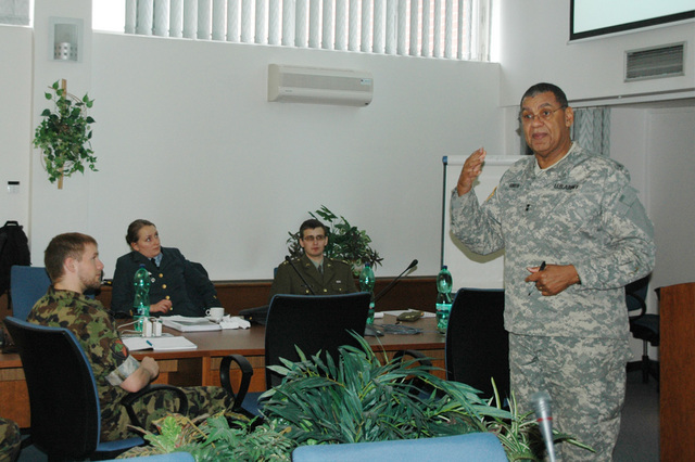 Generálmajor Smith se věnoval tématu leadership
