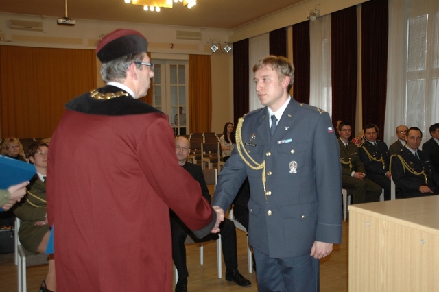 Na Fakultě vojenských technologií ukončilo doktorské studium devět absolventů (2)